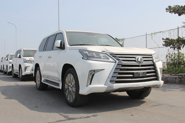 Nhiều xe sang đang xếp hàng tại cảng Hải Phòng